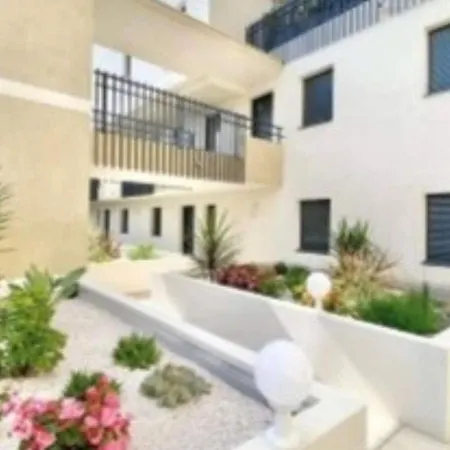 Apartment Appt 2 Chambres, 3 Etoiles, Piscine, Wifi, Parking, Clim